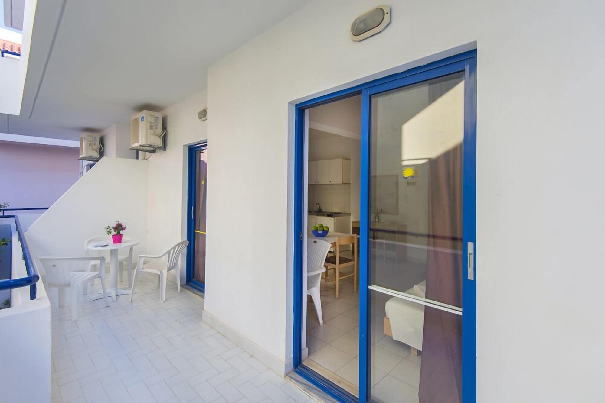 Blue Roses Aparthotel 2*