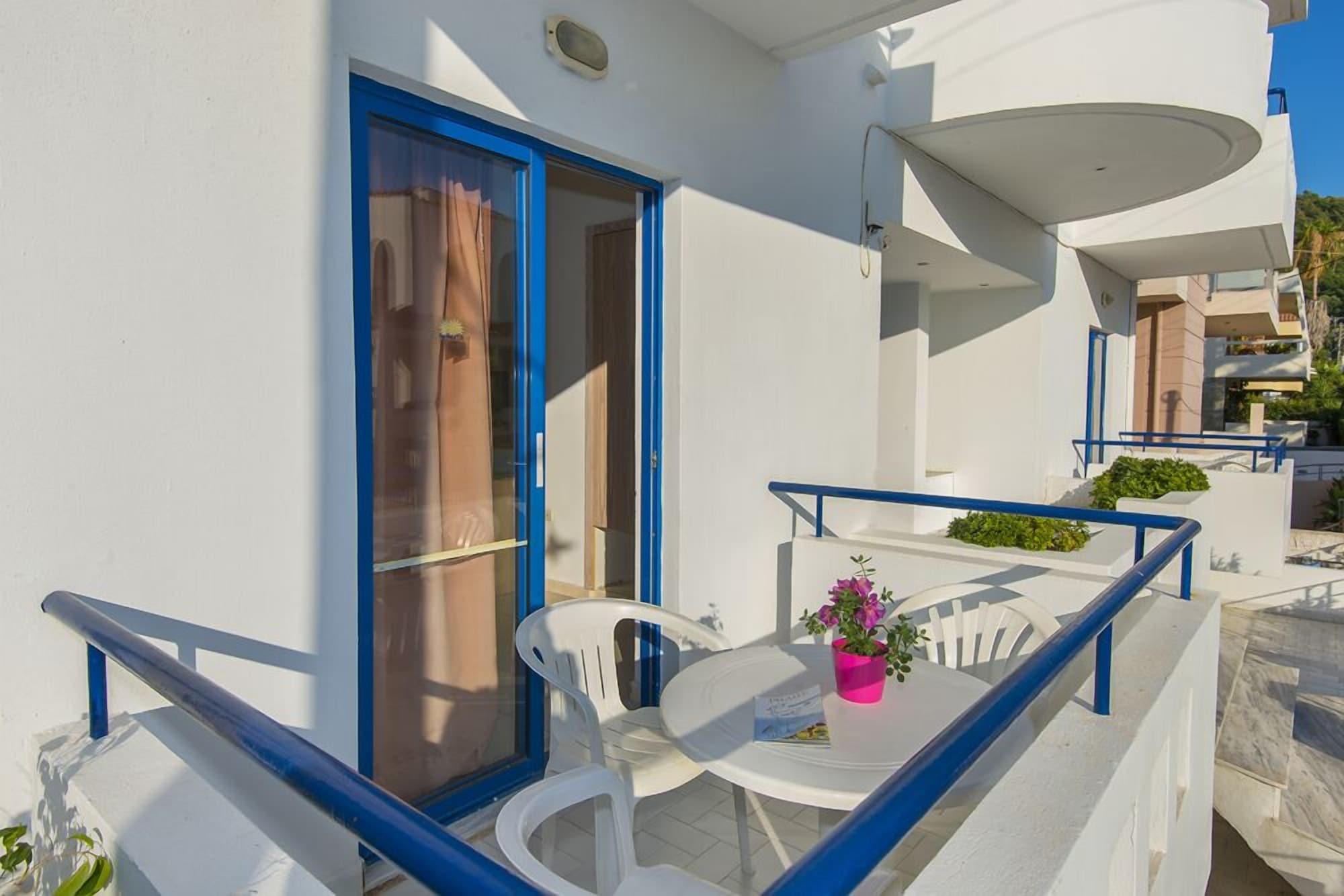 Blue Roses Aparthotel 2*