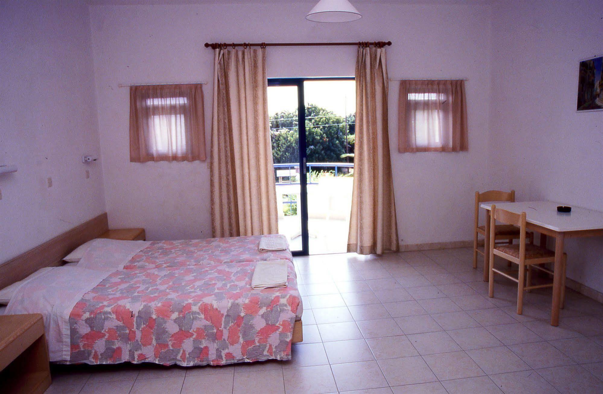Blue Roses Aparthotel