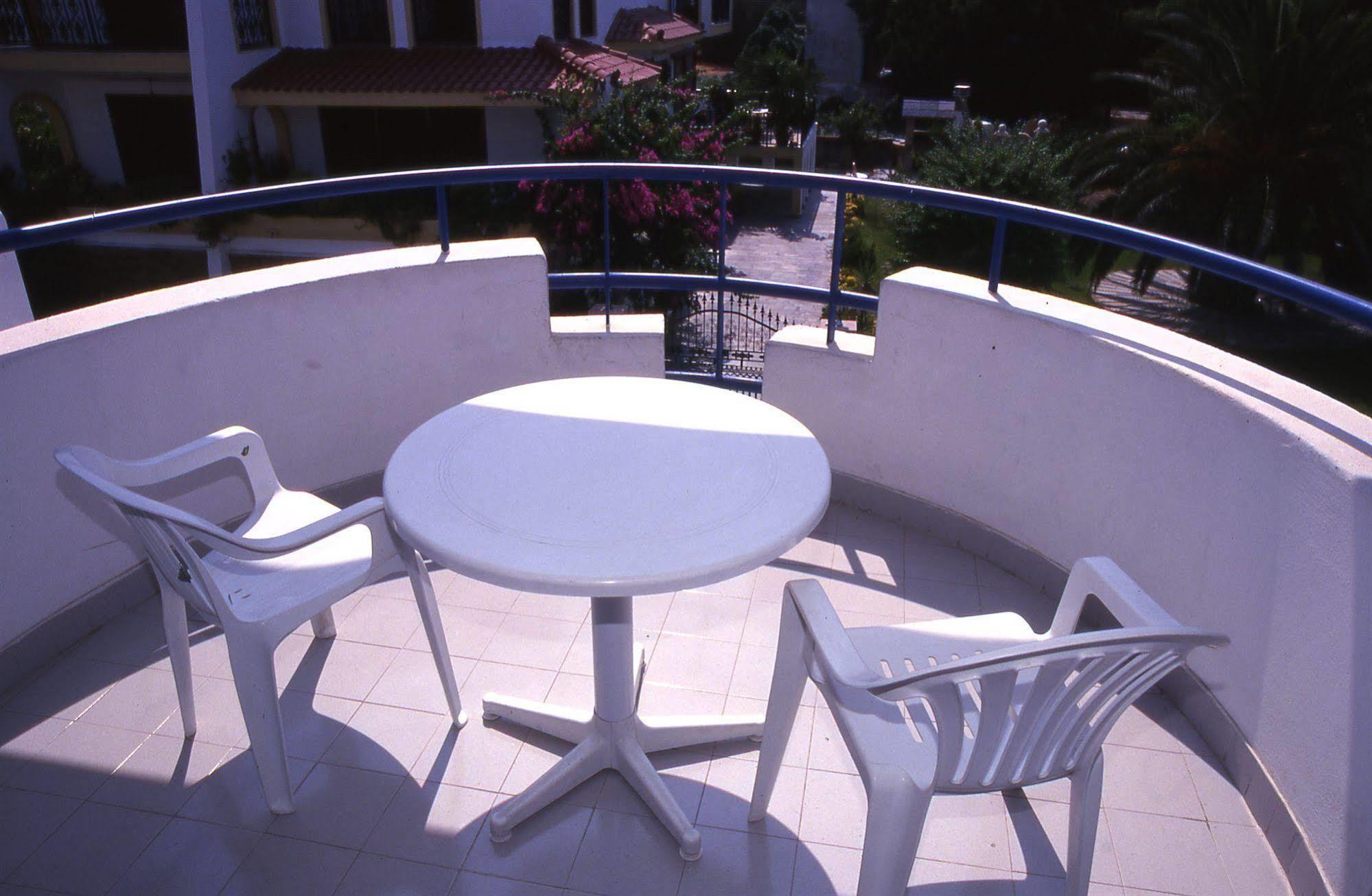Blue Roses Aparthotel 2*